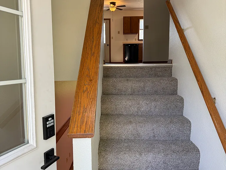 1012 Castlewood Dr — Photo 2