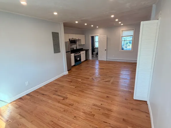 6 Clemence St #2B, Cranston, RI 02920