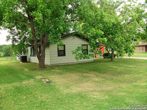 2nd image of 721 Pecan St