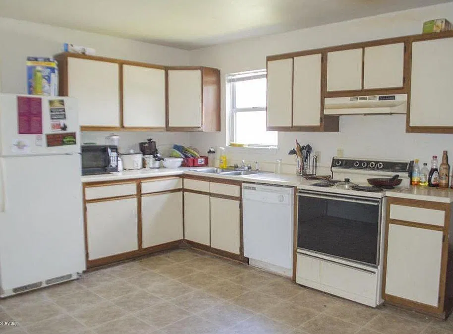 4 bed, 2.5 bath, $2,500 — Photo 2