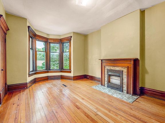 5th image of 105 W Hubbard Ave