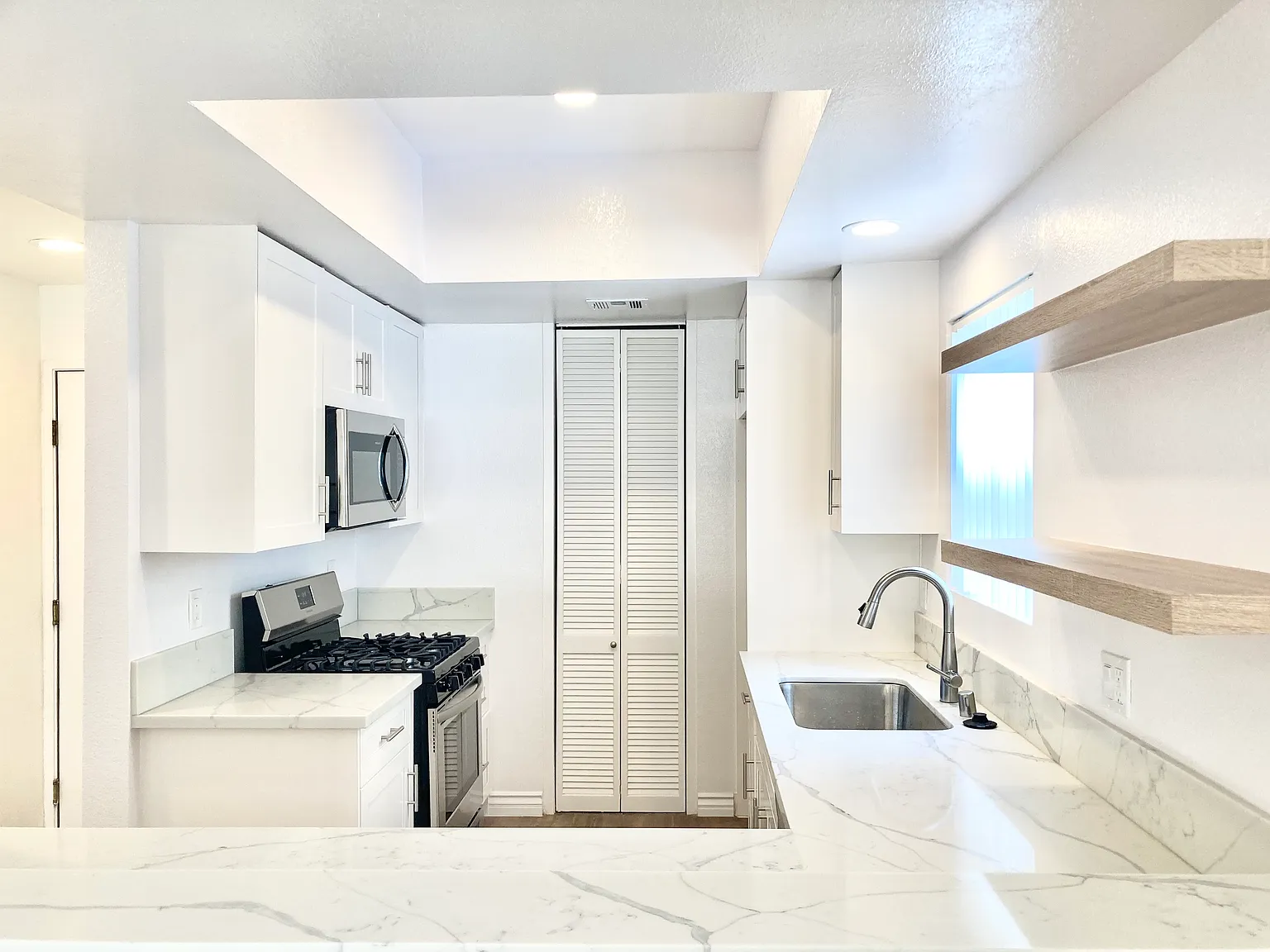 2 bed, 1016 sqft, $3,800 — Photo 2