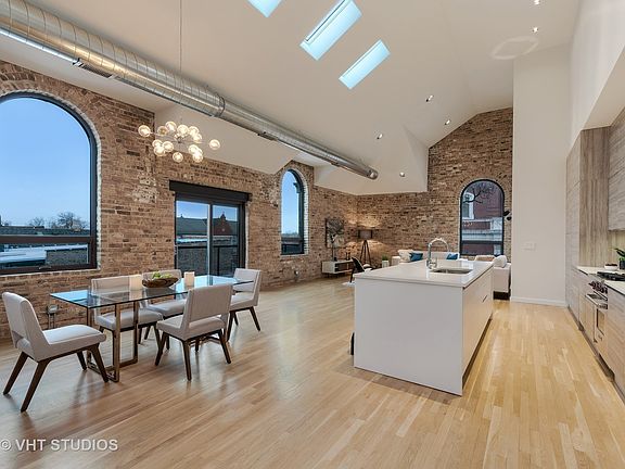 3rd image of 1849 N Hermitage Ave #Penthouse 304