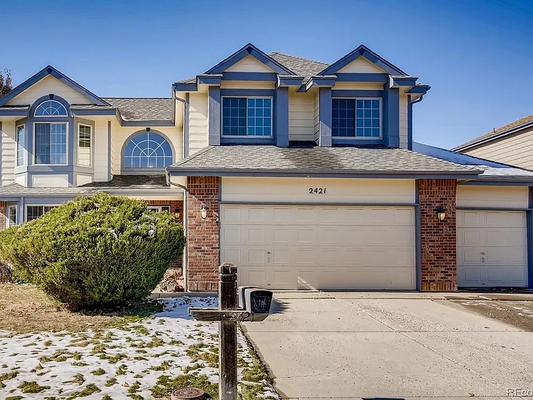 2421 S Waco Ct — Photo 2