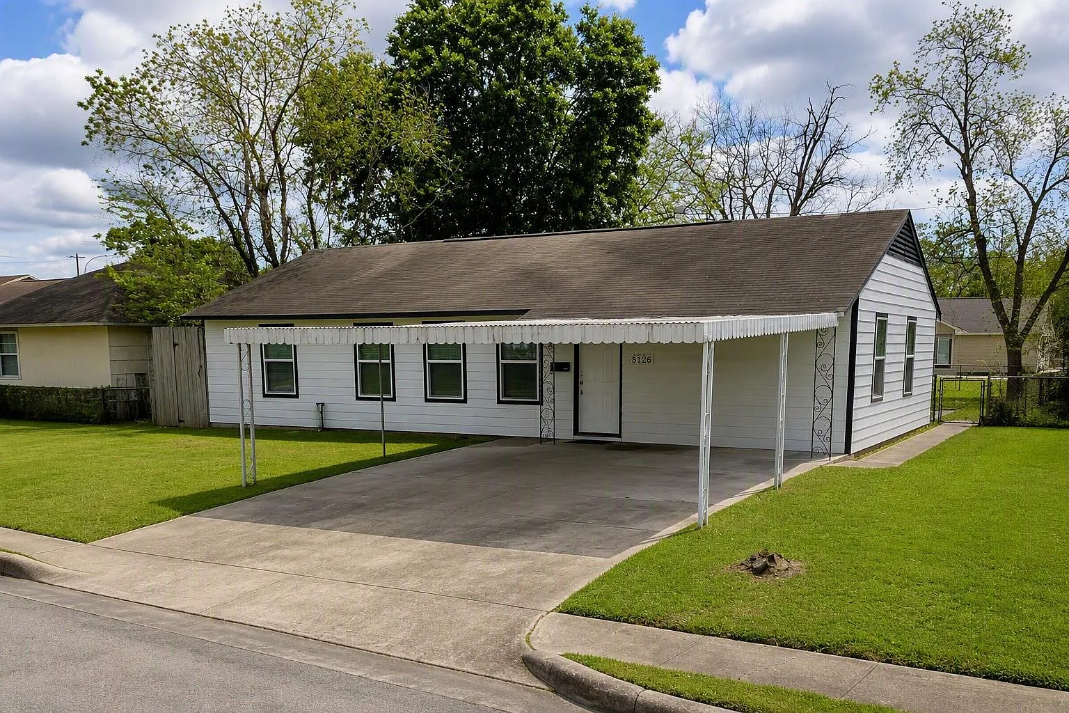 3 bed, 2.0 bath, 1296 sqft, $2,000 — Photo 1