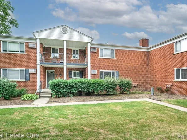 1097 Tienken Ct, Rochester, MI 48306