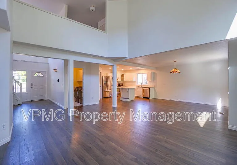 552 E 5th St — Photo 8
