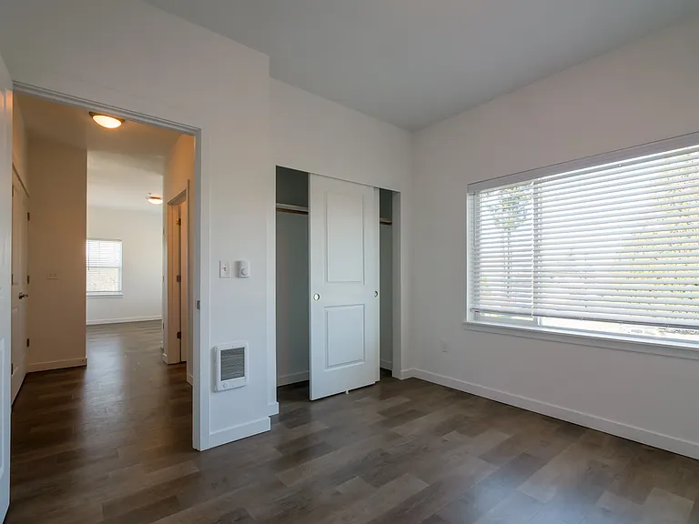 Lombard Apartments — Photo 13