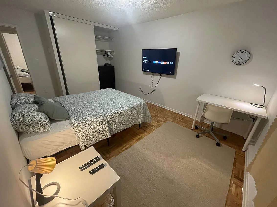 Premium Deluxe - Huntley Street & Bloor Street East — Photo 3