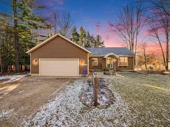 9295 Club House Dr W, Stanwood, MI 49346