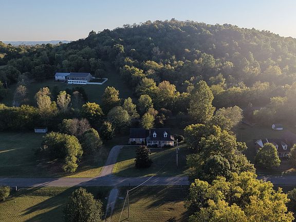 4th image of 222 Amanda Dr