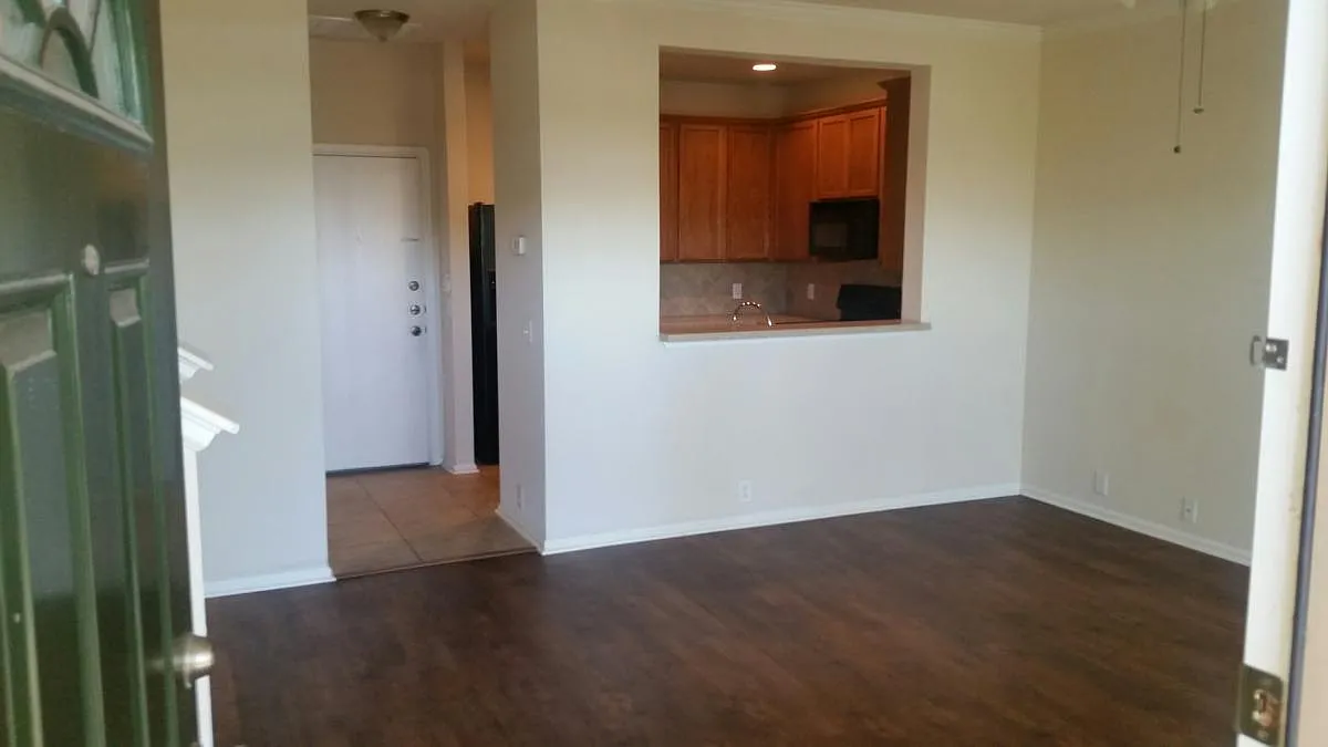 2 bed, 2.5 bath, 1281 sqft, $1,595 — Photo 2