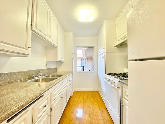 5th image of 1541 N Formosa Ave #18A