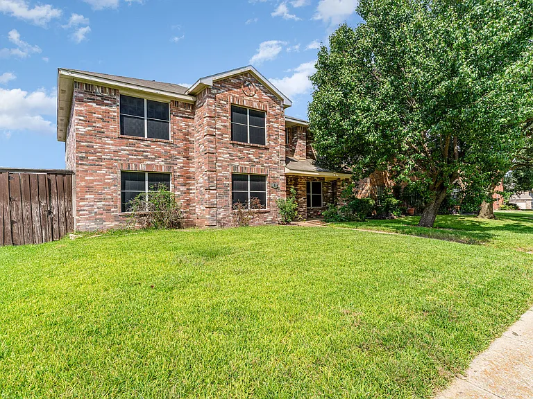 1810 Cedar Ridge Dr — Photo 2