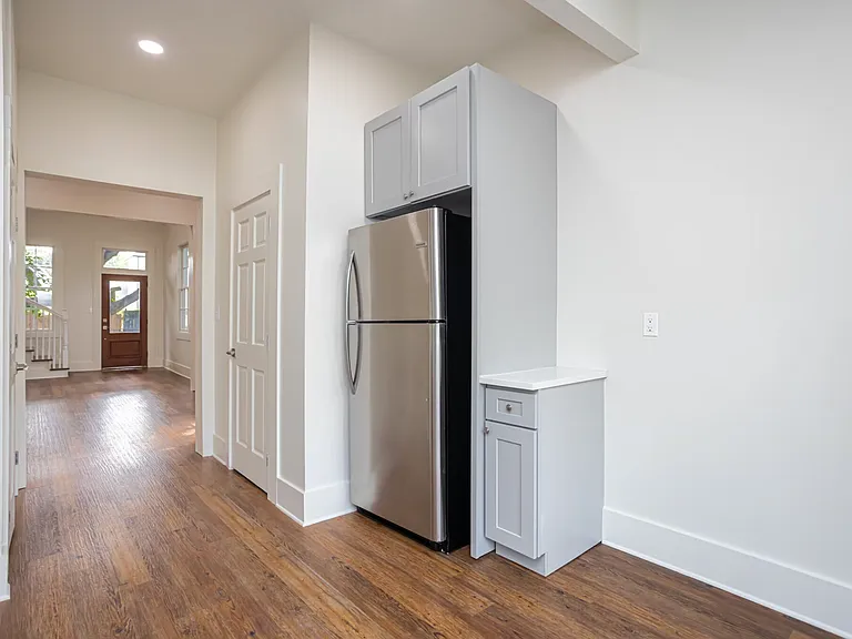 Uptown Renovated 1/1.5 apartment with Private Backyard — Photo 1