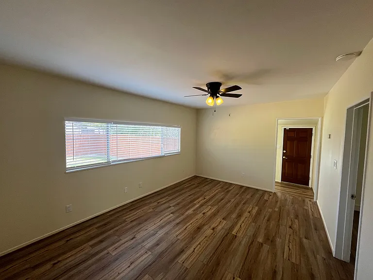 565 Hobbs Ln — Photo 3
