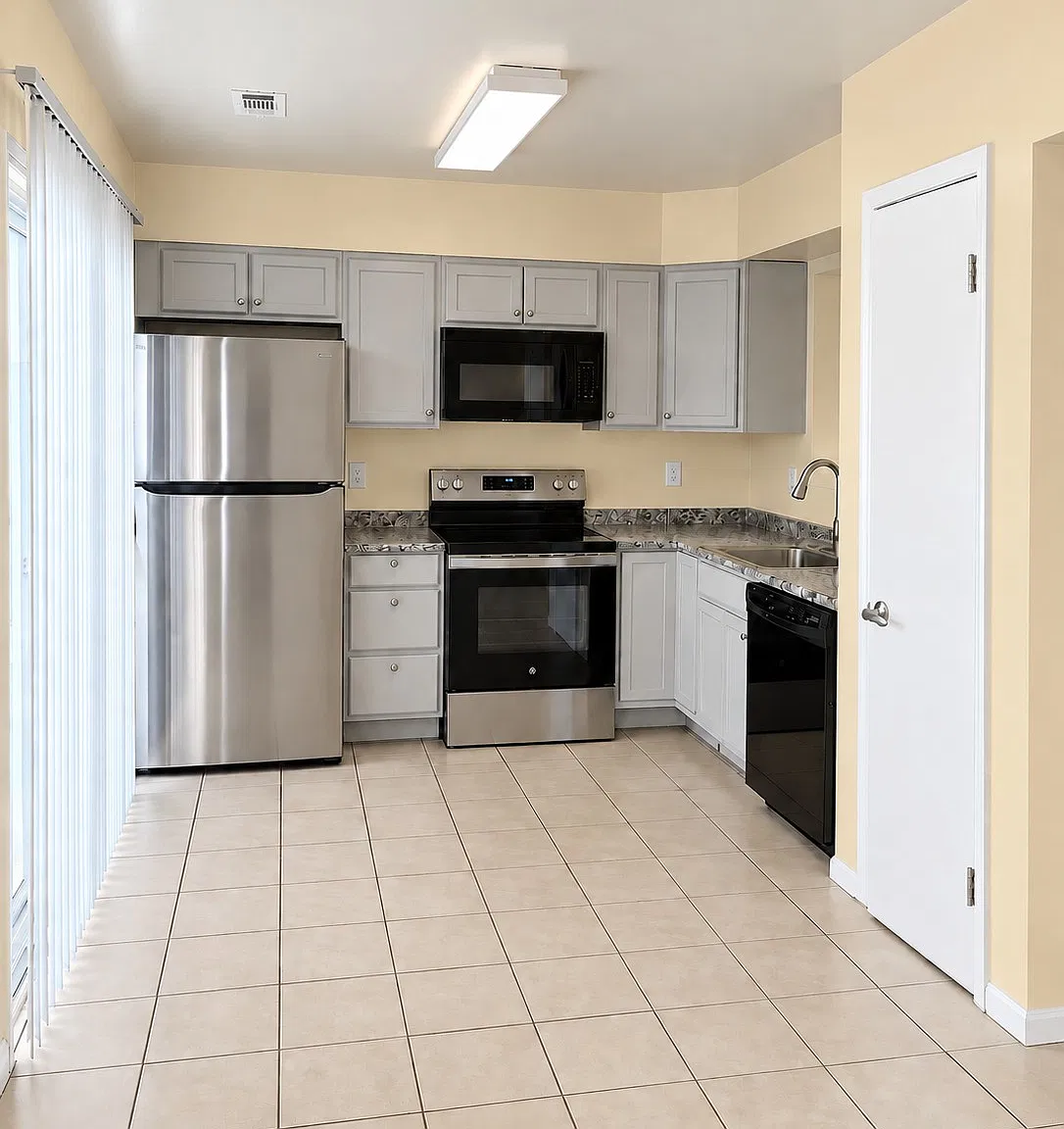 4 bed, 2.5 bath, 1360 sqft, $3,095 — Photo 4