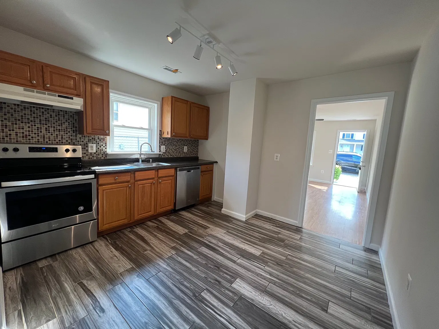 2 bed, 768 sqft, $1,650 — Photo 4