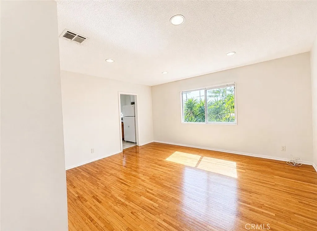 1372 W 36th St — Photo 3