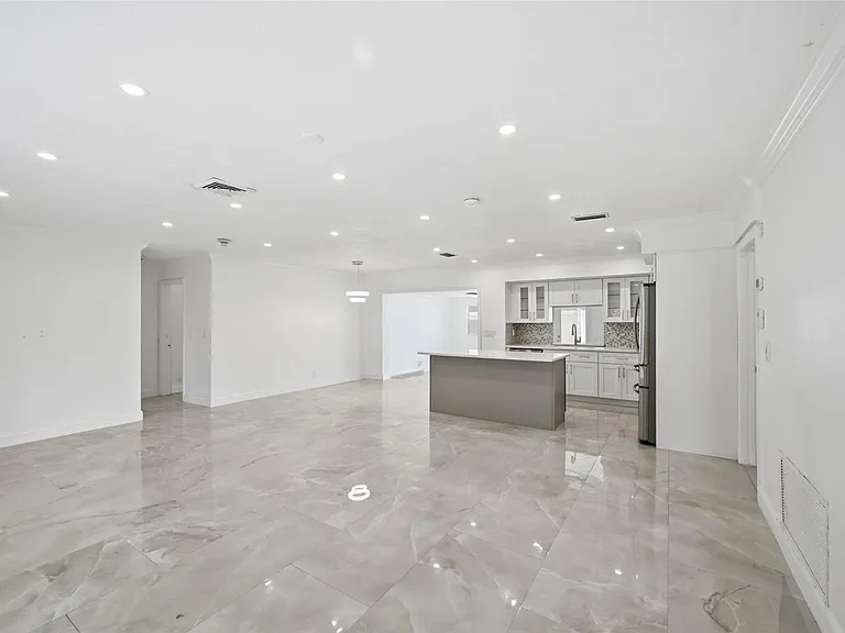 1400 SE 8th Ave — Photo 9