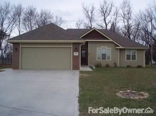 606 Maple Ct, Rossville, KS 66533