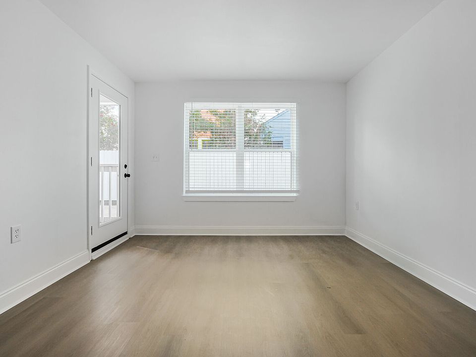 1st image of 3324 S Saratoga St #104