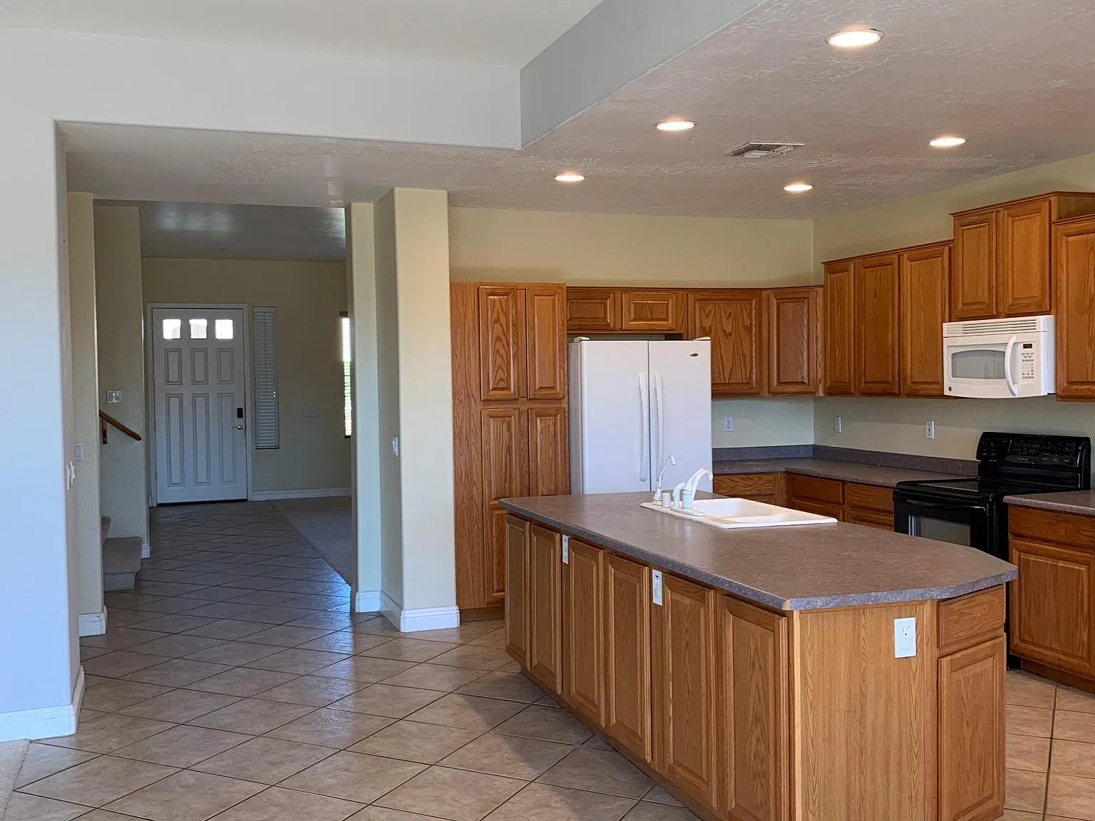 5 bed, 3.5 bath, 3458 sqft, $3,300 — Photo 3