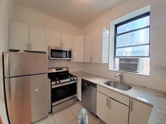 Rented by Skyline Group Real Estate | media 8