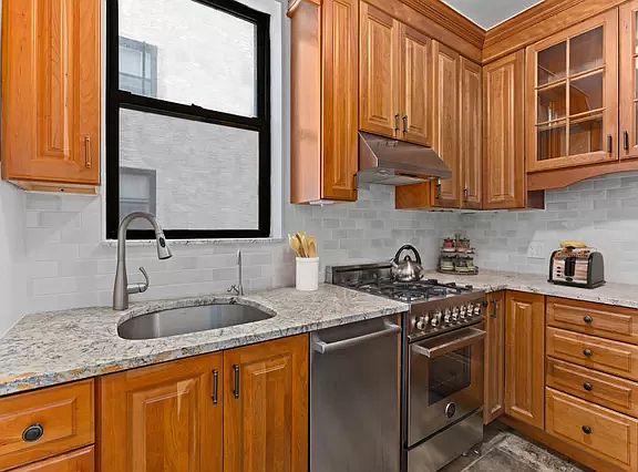 3rd image of 111 W 94th St APT 1E
