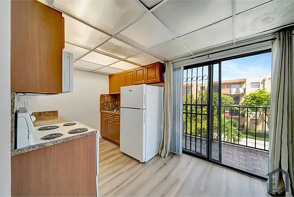 3 bed, 1036 sqft, $2,800 — Photo 3