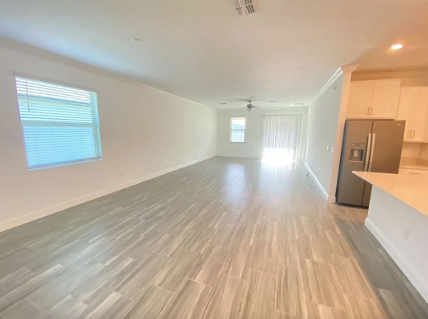 A must see 3 Beds/ 2 Bths Villa shows like a house. Modern Styling, Open Layout, Great Location a... — Photo 4