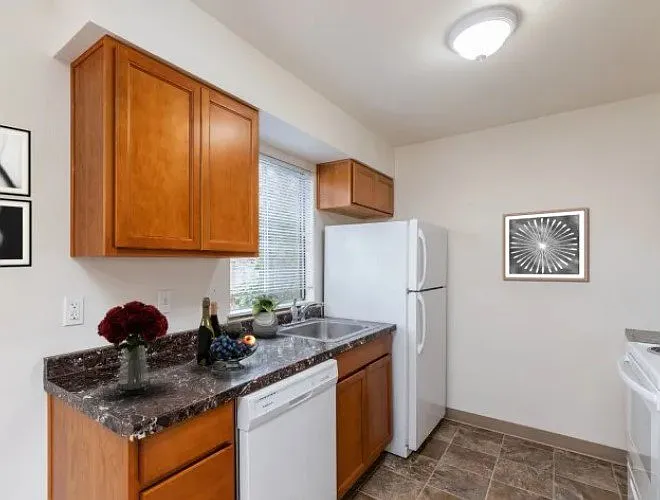 Franklin Manor Apartments — Photo 10