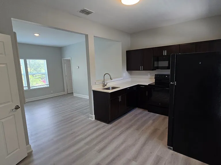 503 W Kings Hwy — Photo 1