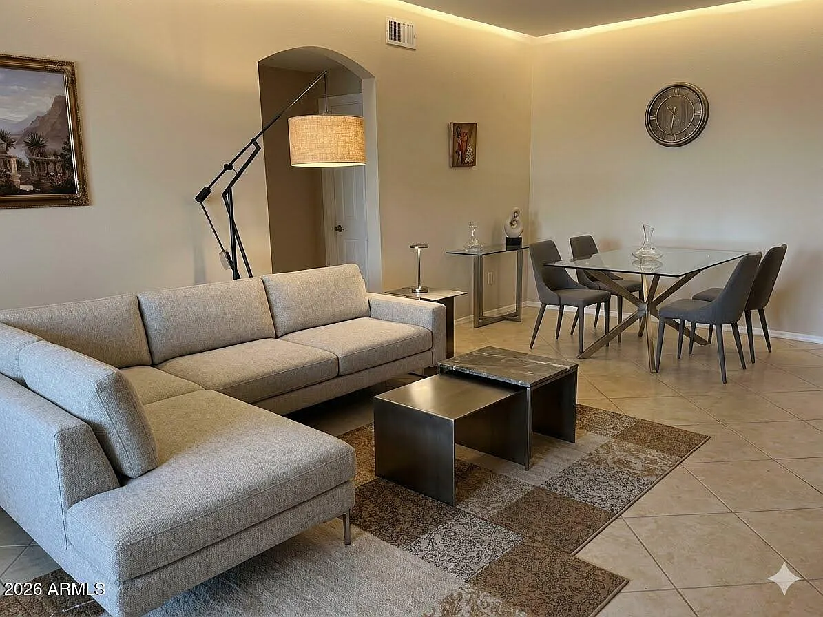 1 bed, 1.0 bath, 684 sqft, $1,300 — Photo 2