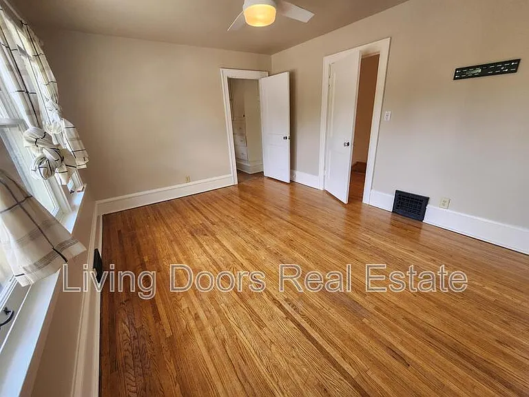 2300 Sewell St — Photo 11