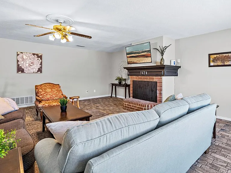 8128 Heritage Place Dr — Photo 2