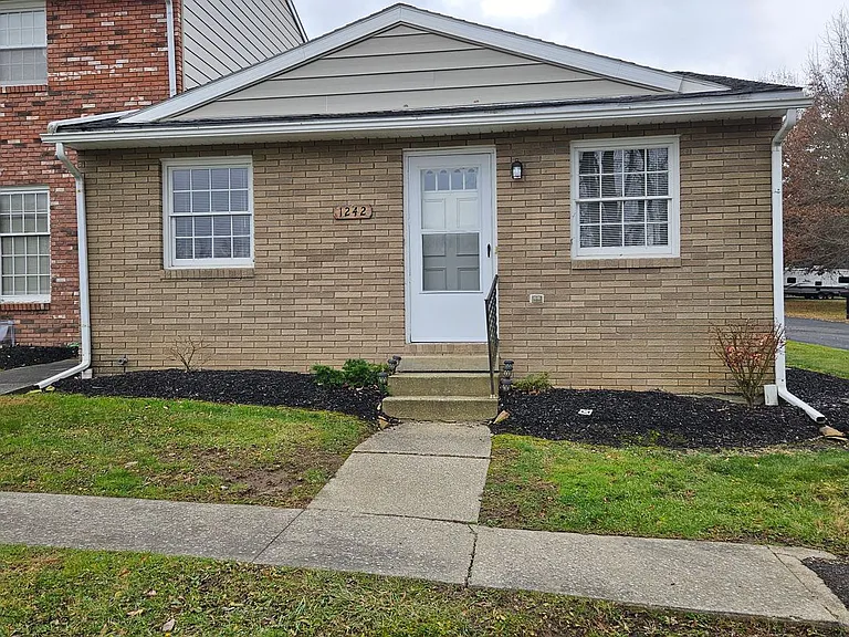 1242 Colonial Dr — Photo 1