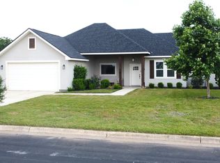 806 34th St, Hondo, TX 78861