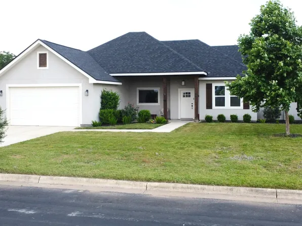 806 34th St, Hondo, TX 78861
