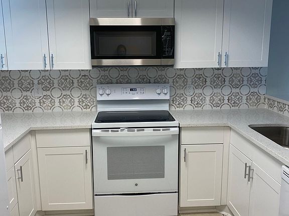 5th image of 216 Woodlake Wynde