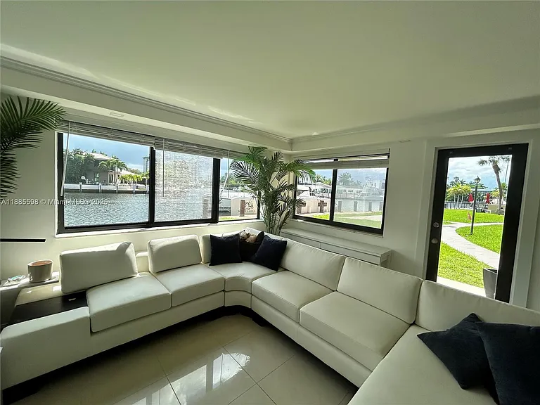 301 Golden Isles Dr — Photo 2