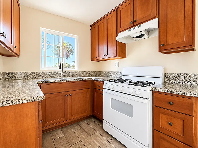 2 bed, 1.0 bath, 635 sqft, $2,300 — Photo 4