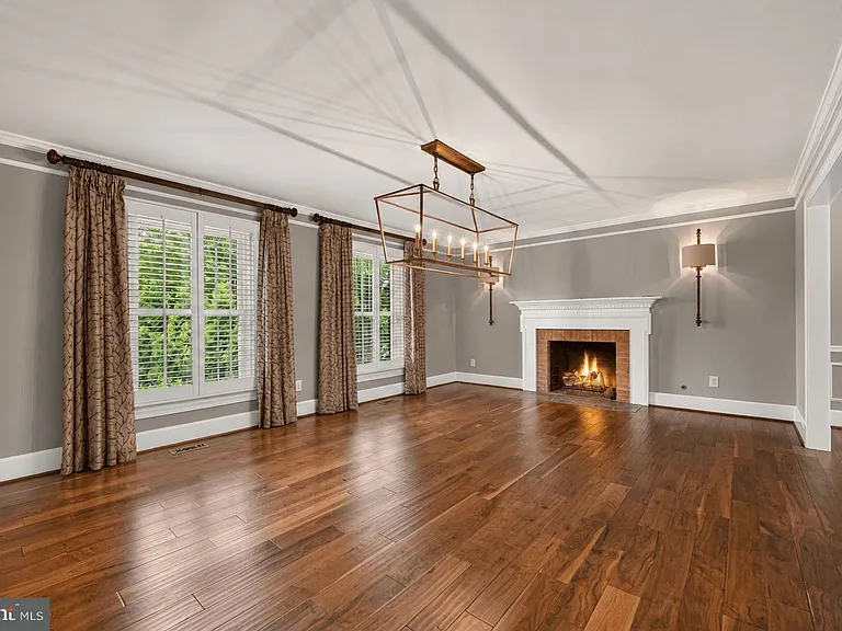 1022 Delf Dr — Photo 3