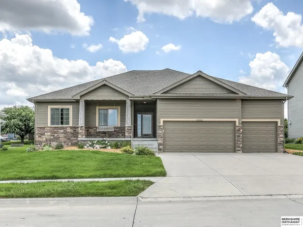 21315 Blackstone Cir, Gretna, NE 68028