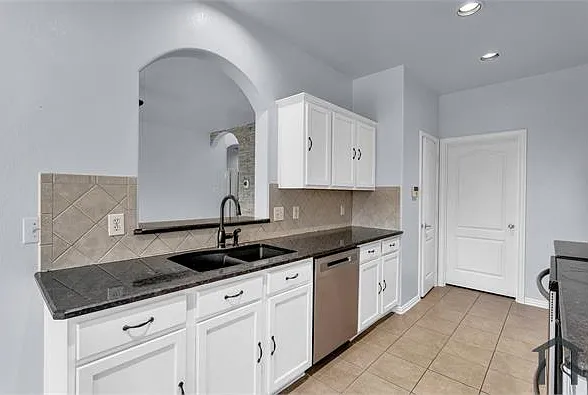 933 Bens Dr — Photo 5