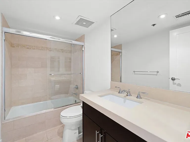 10660 Wilshire Blvd #705 — Photo 28