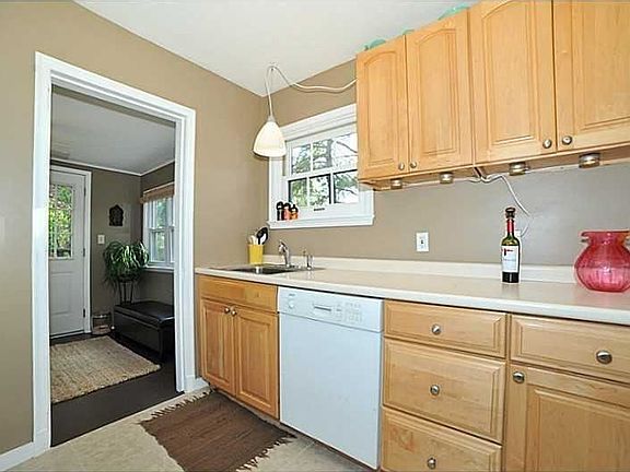 5th image of 12 Pocono Dr