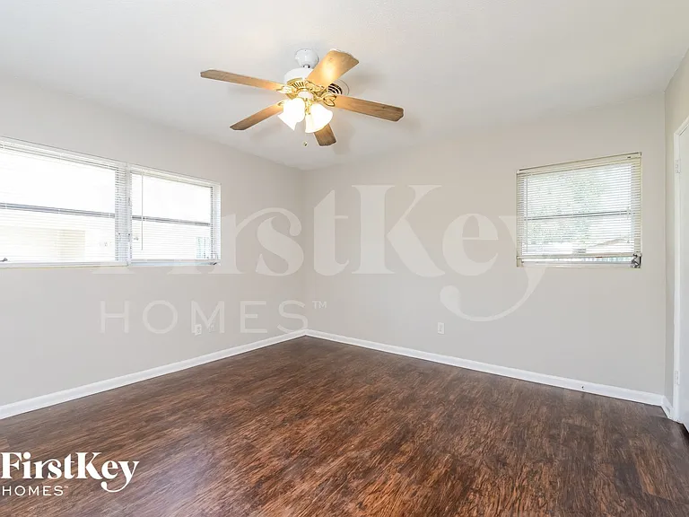 427 S Main St — Photo 12