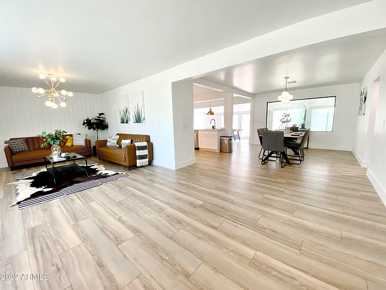 541 W Marlette Ave — Photo 4