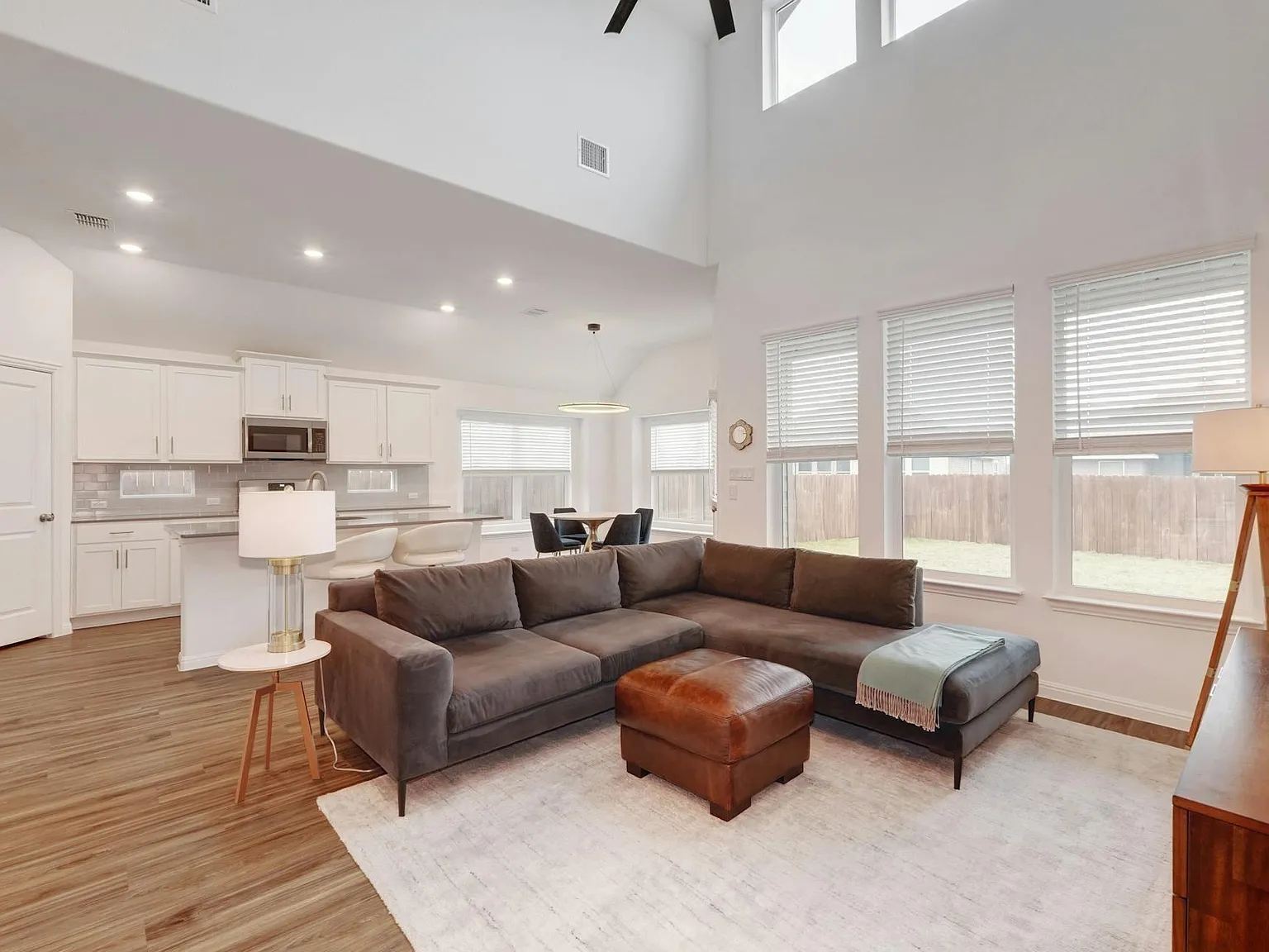 5 bed, 4.0 bath, 2404 sqft, $3,100 — Photo 2